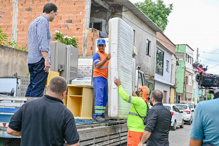Entrega de móveis do Papa Móvel no Bairro Resistência
