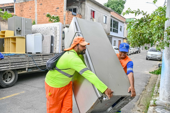 Entrega de móveis do Papa Móvel no Bairro Resistência