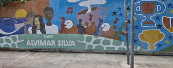 Muro com arte em mosaico da Escola Alvimar Silva.