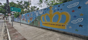 Muro com arte em mosaico da Escola Alvimar Silva.