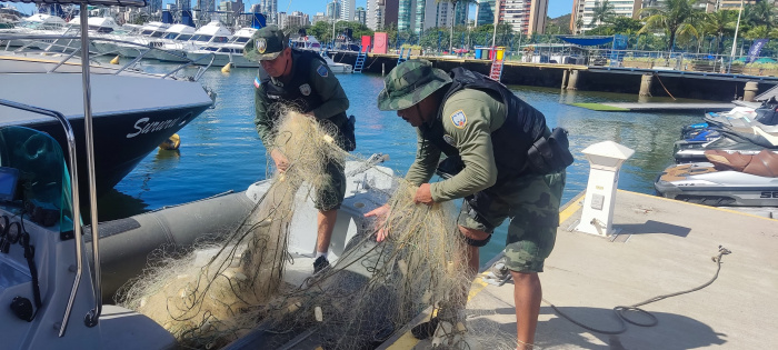 Rede de pesca irregular é apreendida em operação na Baía das Tartarugas