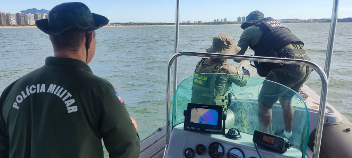Rede de pesca irregular é apreendida em operação na Baía das Tartarugas