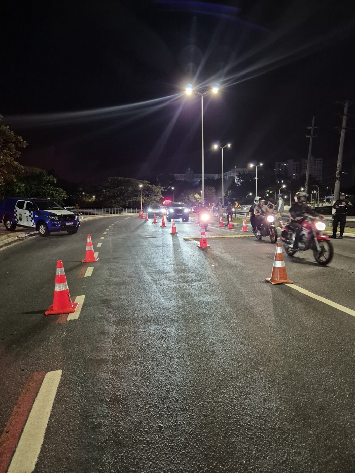 O motociclista tentava escapar da blitz que era realizada pela Guarda Civil Municipal.