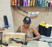 Adeildes Rodrigue há 22 anos se dedica a confecção de fantasias para o Carnaval de Vitória.