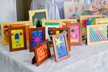 Exposição de artesanatos do CAPS no Hall da Prefeitura