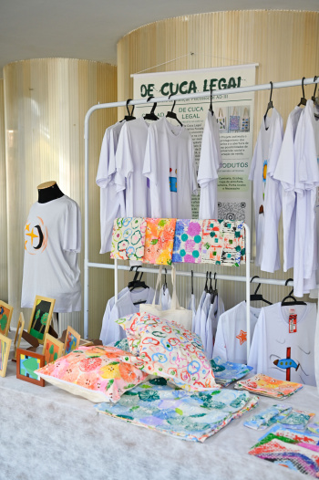 Exposição de artesanatos do CAPS no Hall da Prefeitura