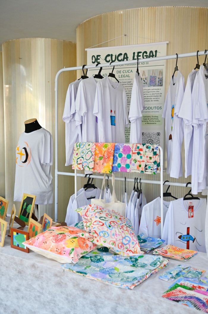 Exposição de artesanatos do CAPS no Hall da Prefeitura