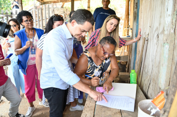 Entrega do Contrato de Aluguel Social no Morro do Bonfim
