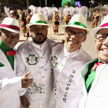 O guarda de Vitória, Josimar Correa (o segundo da direita para a esquerda), é puxador de samba