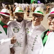 O guarda de Vitória, Josimar Correa (o segundo da direita para a esquerda), é puxador de samba