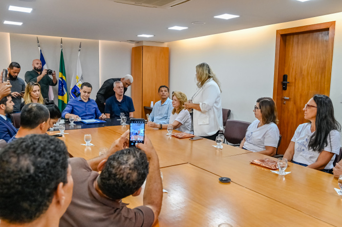 Assinatura do PL que denomina Padre Jonas Abib o CREAS de Bento Ferreira