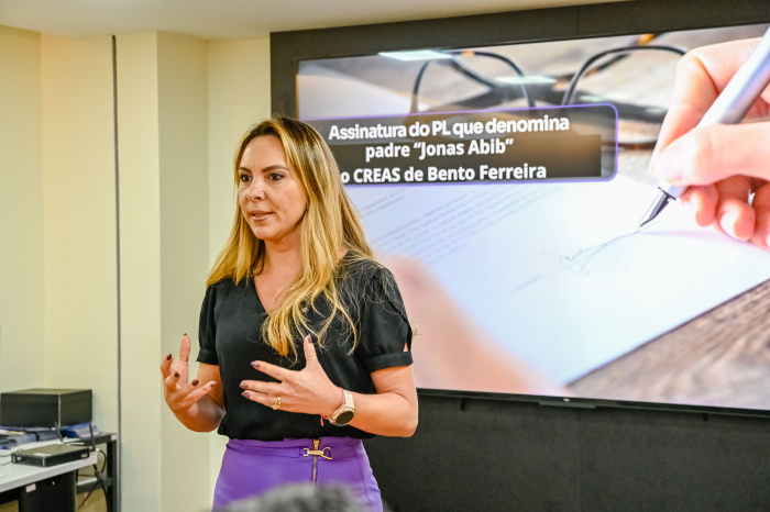 Assinatura do PL que denomina Padre Jonas Abib o CREAS de Bento Ferreira