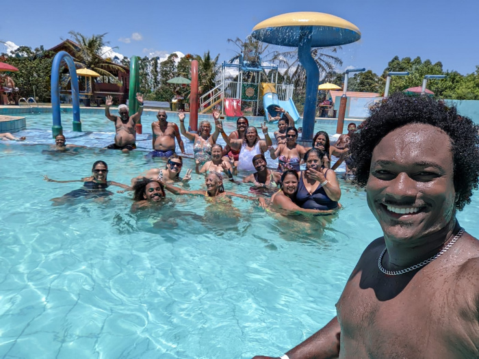 Idosos e adolescentes do Centro de Convivência de São Pedro no parque aquático