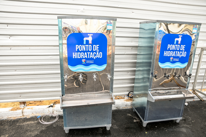 Ponto de hidratação na avenida Beira Mar no carnaval de rua.