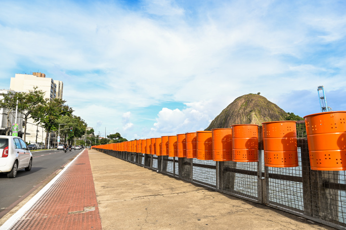 Papeleiras instaladas na avenida Beira Mar no carnaval de rua.