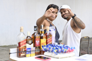 Rafaela e o namorado ganham dinheiro no Carnaval de Vitória