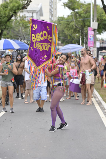 Foliões aproveitam o Bloco Voador na manhã desta segunda (3) de Carnaval no Centro
