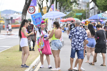 Foliões aproveitam o Bloco Voador na manhã desta segunda (3) de Carnaval no Centro