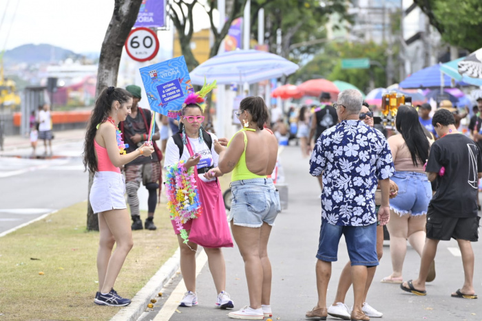 Foliões aproveitam o Bloco Voador na manhã desta segunda (3) de Carnaval no Centro