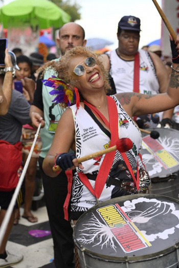 Bloco Afro Coisas de Negres desfilou nesta segunda (3) no Centro de Vitória