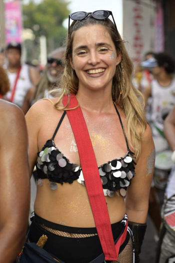 Bloco Afro Coisas de Negres desfilou nesta segunda (3) no Centro de Vitória