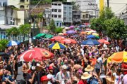 Bloco Amigos da Onça desfilou nesta terça-feira (4)