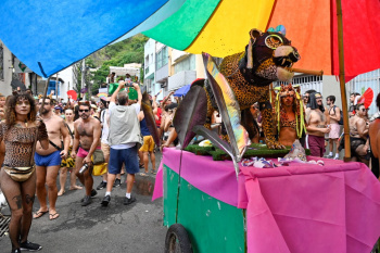 Bloco Amigos da Onça desfilou nesta terça-feira (4)