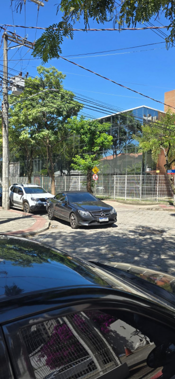 Em Vitória, carro de luxo com R$ 17 mil em débitos é guinchado em estacionamento proibido