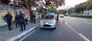 Carro foi abordado na Avenida Marechal Mascarenhas de Moraes.
