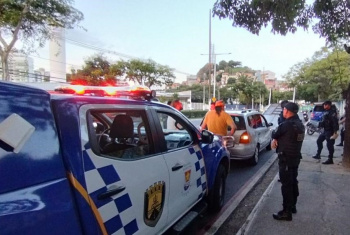 Veículo possuía restrições de licenciamento e mais de R$ 21 mil em multas.