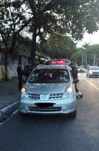 O veículo foi removido ao pátio e o motorista encaminhado à polícia para esclarecimentos.