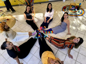Servidoras com meias coloridas em ação no Dia Internacional da Síndrome de Down na Seme Central