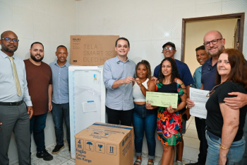 Entrega do Bônus Moradia para Edma Santos no bairro Ilha do Príncipe