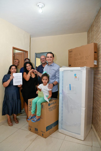 Entrega do Bônus Moradia para Edivânia Maria no bairro Ilha do Príncipe