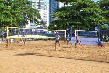 Foram realizadas atividades como alongamento, ginástica, circuito funcional, remada, futevôlei