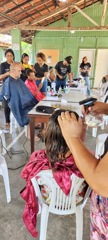 Centro Pop: Pessoas em situação de rua têm dia da beleza e cuidados pessoais