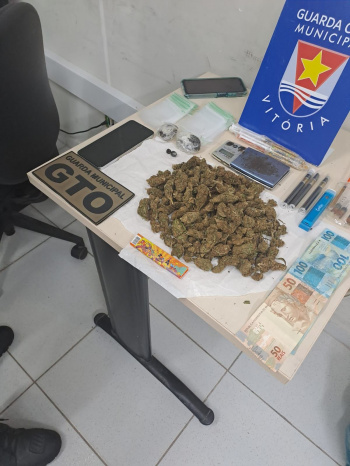 Drogas foram apreendidas durante a operação.