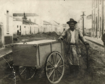 Coletor de Lixo do litoral de São Paulo em 1945 - Arquivo Público