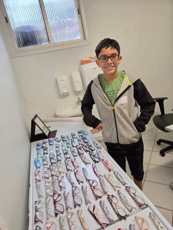 Daniel escolheu os óculos novo no mutirão