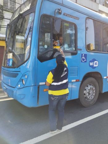 Ação educativa da campanha Maio Amarelo
