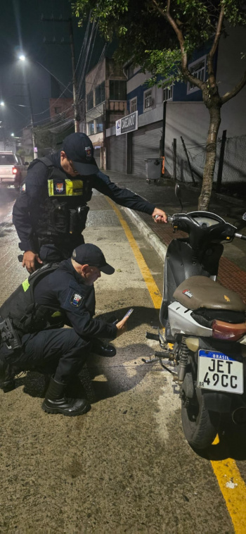 Guarda de Vitória descobre motocicleta roubada ao atender acidente
