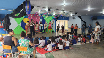 Crianças escolhem oficinas temáticas no CMEI Maria Nazareth Menegueli
