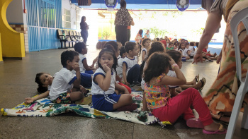 Crianças escolhem oficinas temáticas no CMEI Maria Nazareth Menegueli