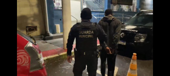 Homem é flagrado por câmeras furtando carros e acaba detido