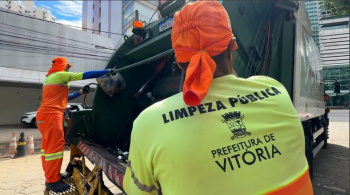 Profissionais de limpeza atuam na cidade de Vitória