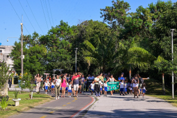 Crianças do CMEI Darcy Castello de Mendonça fazem caminhada educativa até o manguezal