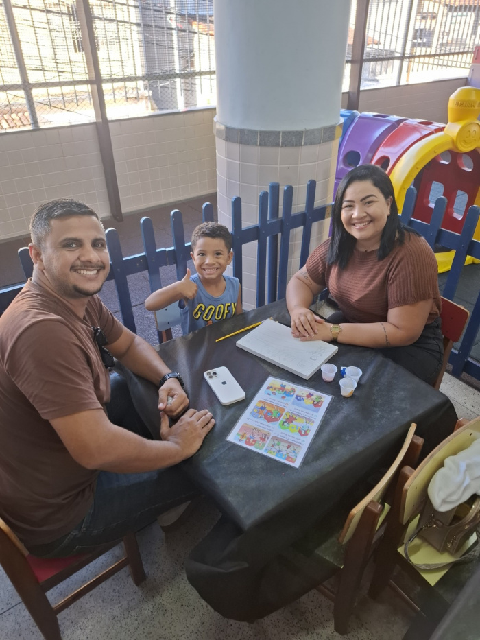 Pablo e Thaynara, pais do pequeno Yan, no dia da família no CMEI Valdívia da Penha Antunes Rodrigues