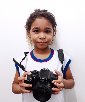 Agnes Cristina da Silva, do CMEI Magnólia, participa de oficina de fotografia