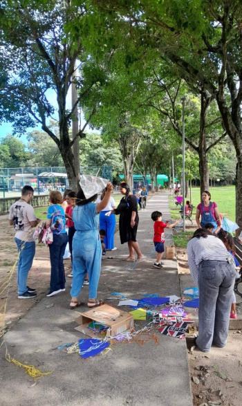Casa Rosa promove ação lúdica com crianças no parque Pedra da Cebola