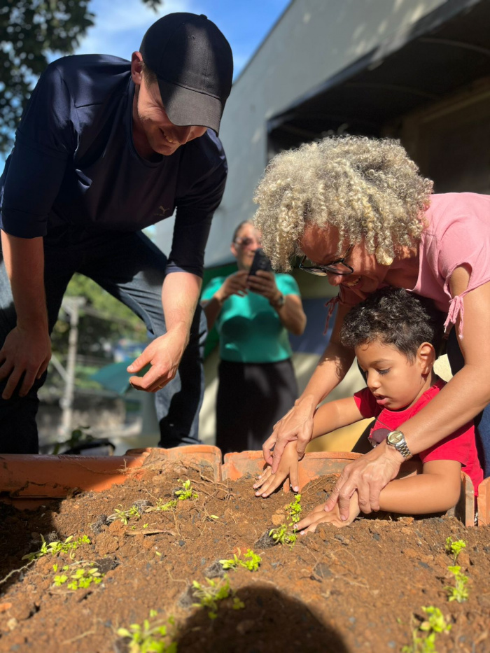 Horta escolar no CMEI Ocarlina Nunes Andrade
